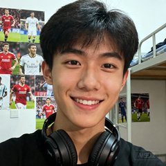 大学生球迷王同学的头像，年轻男性戴着耳机对着镜头微笑，身后宿舍墙壁贴满球星海报